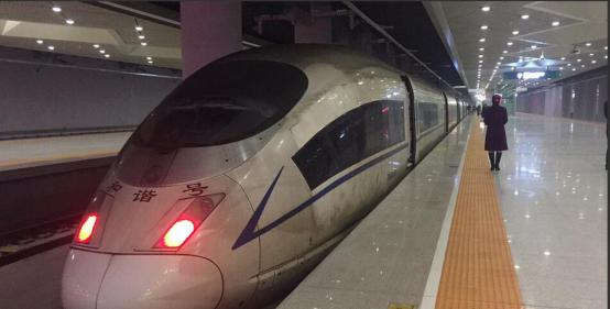  穿越霧霾區的高鐵，塵埃布滿整個車身