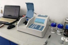  測量水中溶解氧時是否需要攪拌樣品？